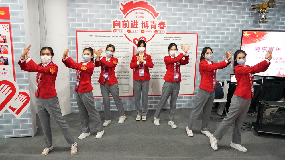 臨時團支部代表表演手勢舞