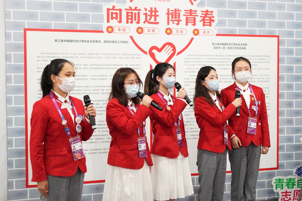 臨時團支部代表領唱《年輕的力量》