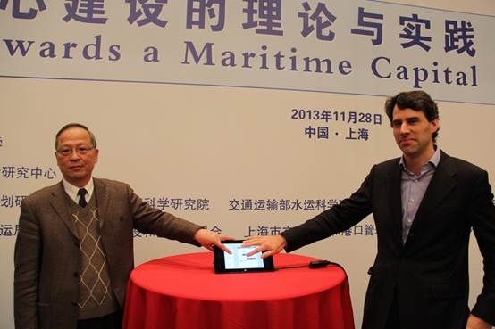 於世成書記和經濟合作與發展組織高級分析師Olaf Merk共同為《OECD區域發展工作報告》的發布儀式按下啟動按鈕