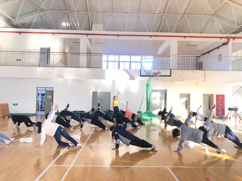 體育部黨員教師鄭茜指導臨港實驗中學學生啦啦操