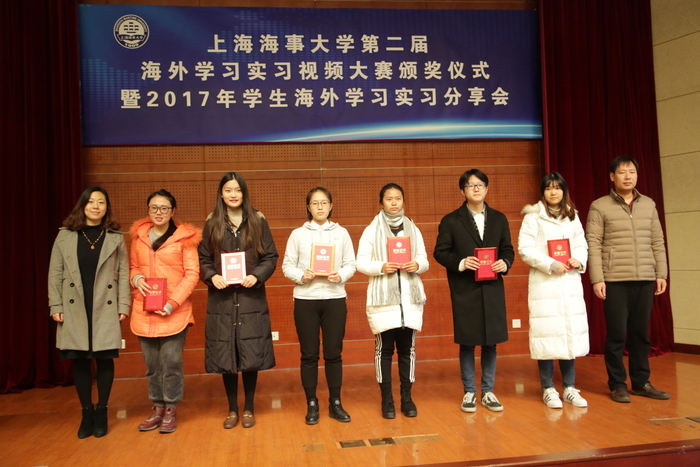 安燕、鄭洪祥老師為視頻大賽三等獎獲獎代表頒獎