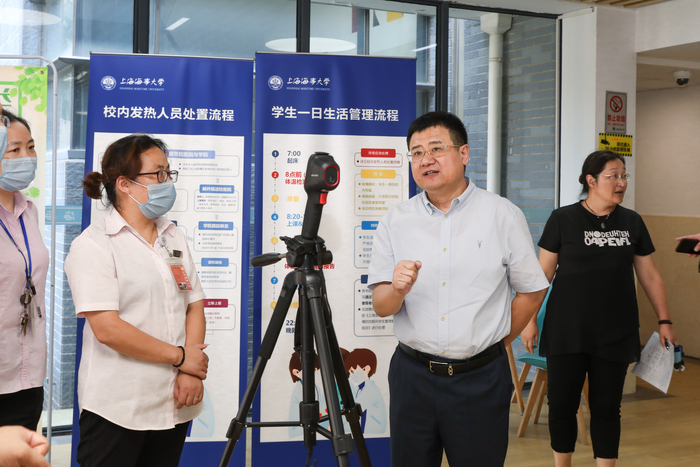 宋寶儒書記在學生宿舍了解疫情防控工作準備情況
