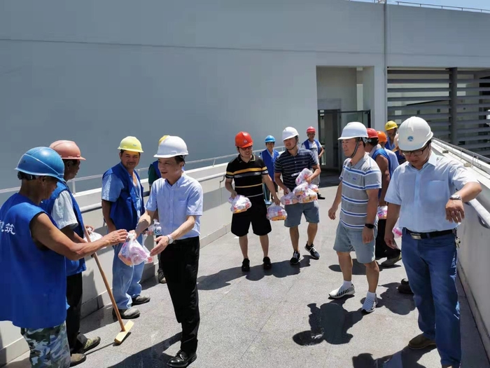 校領導慰問學校暑期後勤保障人員