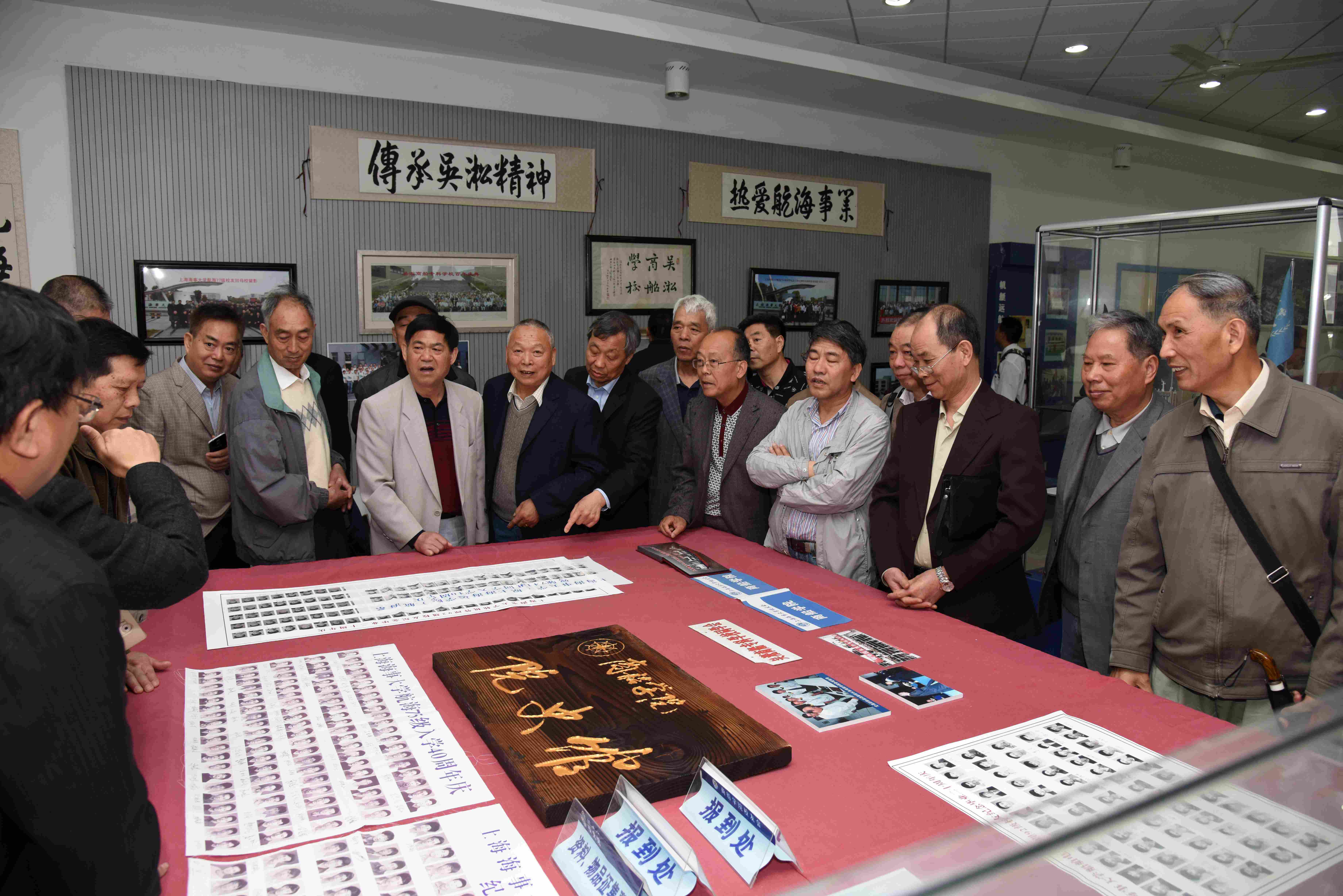 校友們參觀商船學院圖片展