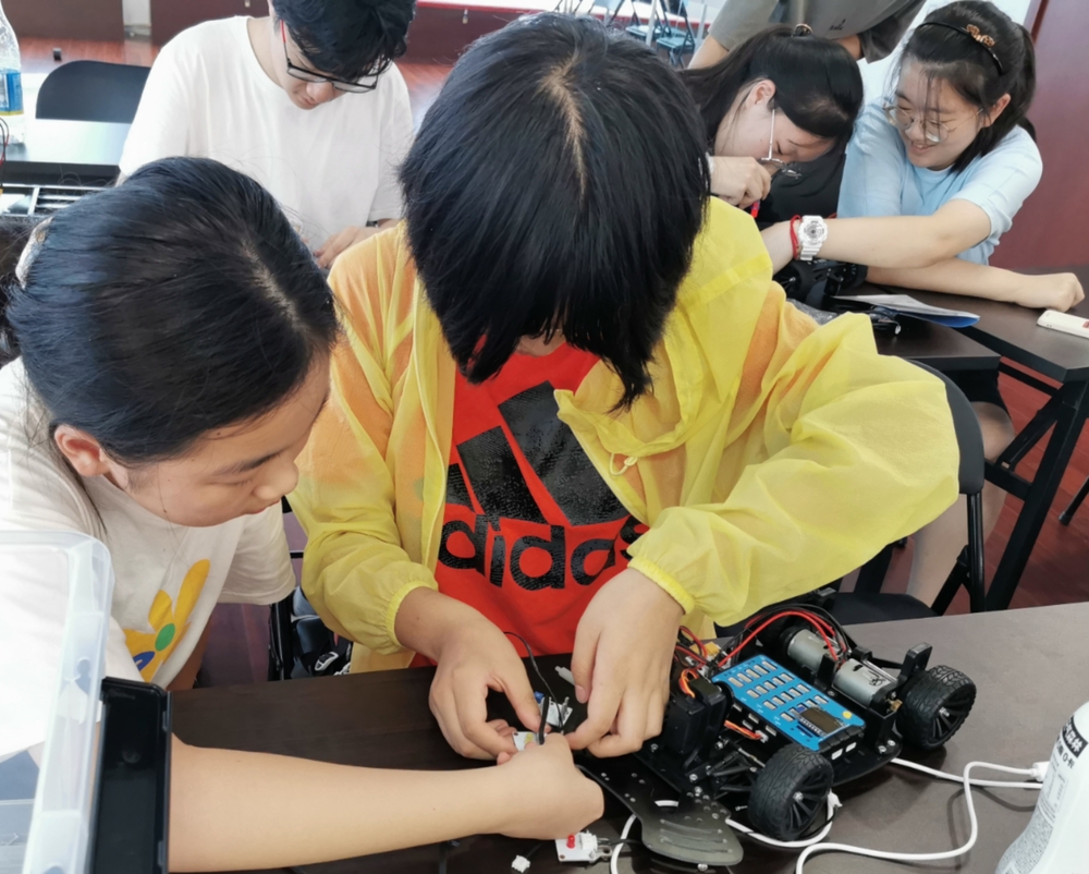 初中生學習安裝智能車傳感器