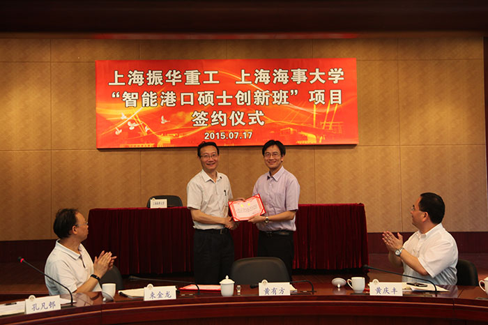 向企業導師代表頒發聘書