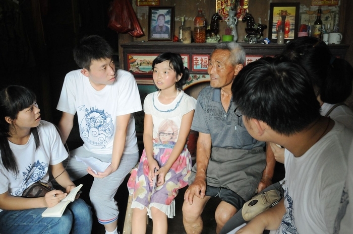 隊員們在進行家訪