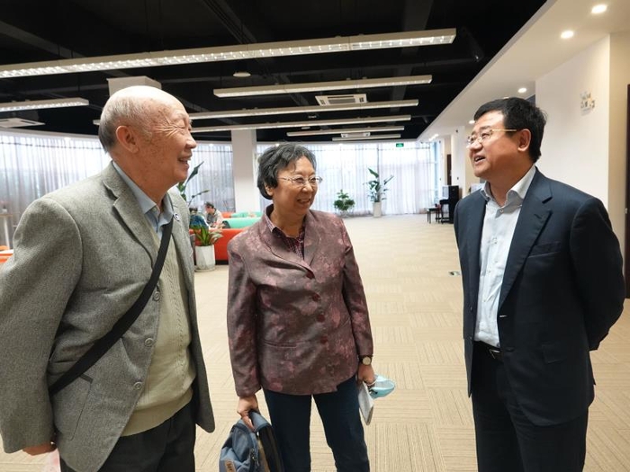 宋寶儒書記與老教授親切交談