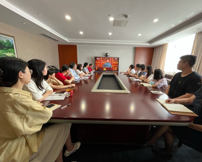 上海國際航運研究中心直屬黨支部組織收看大會直播