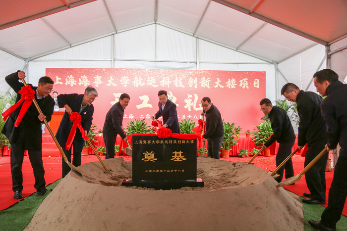 出席領導與嘉賓共同為項目培土奠基