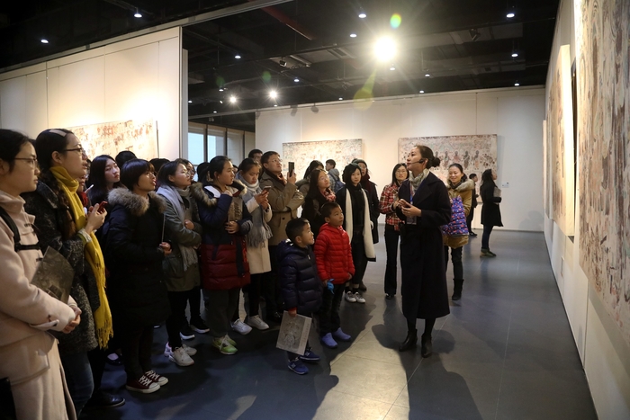 在敦煌研究院專業講解員的帶領下參觀敦煌壁畫精品