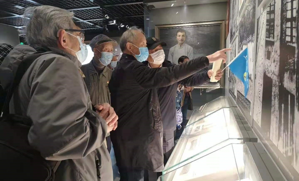 老黨員們在展櫃前駐足觀看