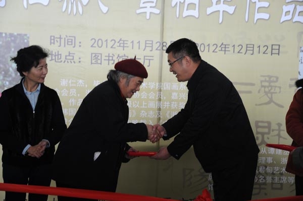 楊萬楓副校長為謝仁傑教授頒發證書