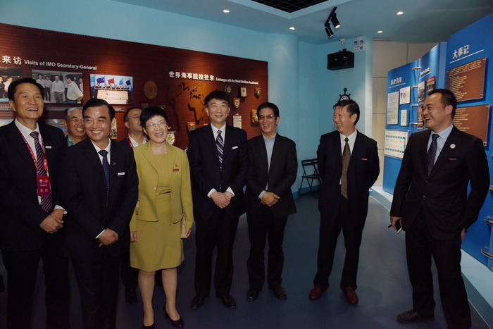與會領導🥤、嘉賓一同參觀院史館