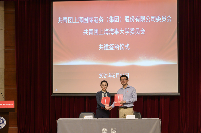 李佳璽與梁亮代表雙方簽訂共建協議