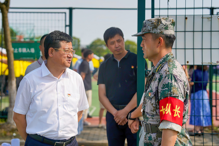 校領導看望軍訓教官及師生