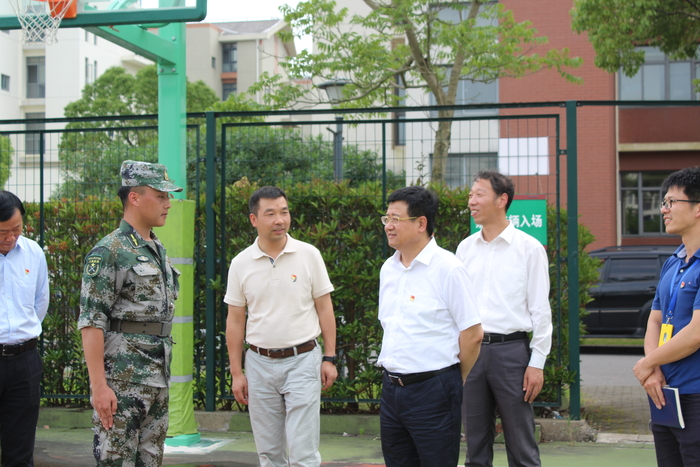 校領導慰問軍訓教官及師生