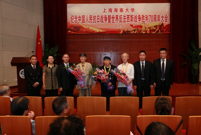 校領導為我校抗戰老戰士顧計🤾🏻、張錫道🧑🏿‍🏫、徐明全頒發紀念章