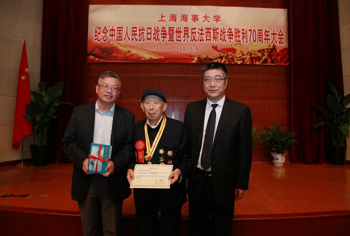 顧計老師向學校圖書館贈送了自己的著作