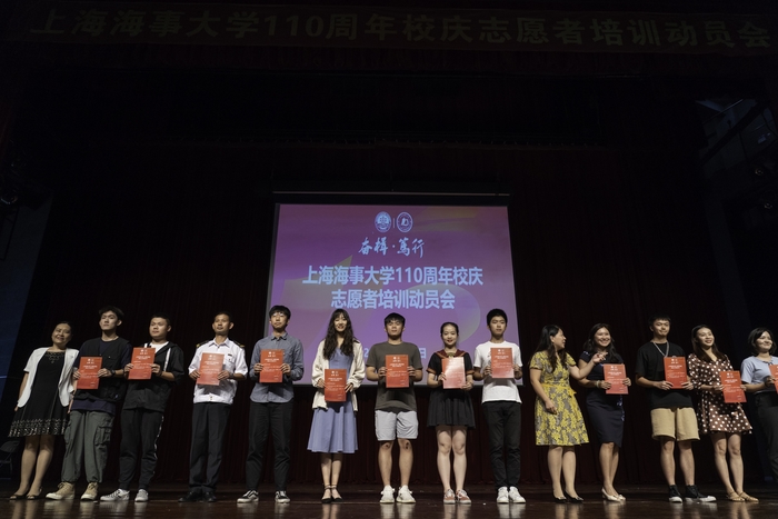 為學生演職團隊頒發委任書