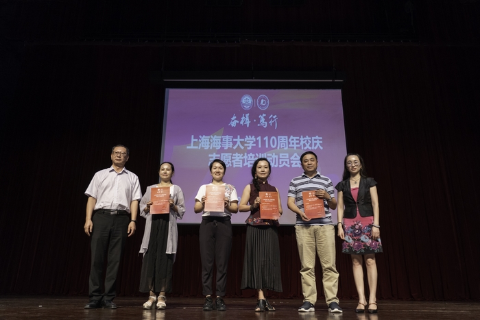 為教工演職團隊頒發委任書