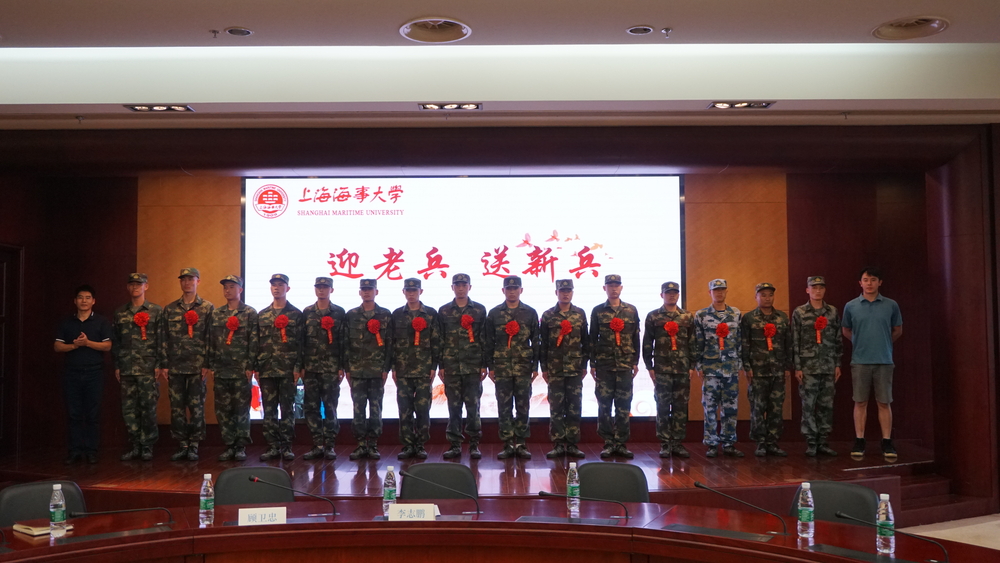 學院老師與入伍學生合照