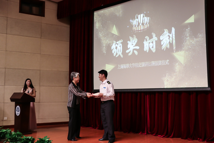 門妍萍副書記為一等獎獲得者頒獎
