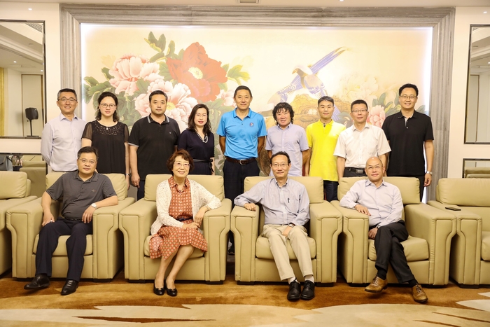 與青島奧帆城市促進會常務副會長臧愛民等領導座談