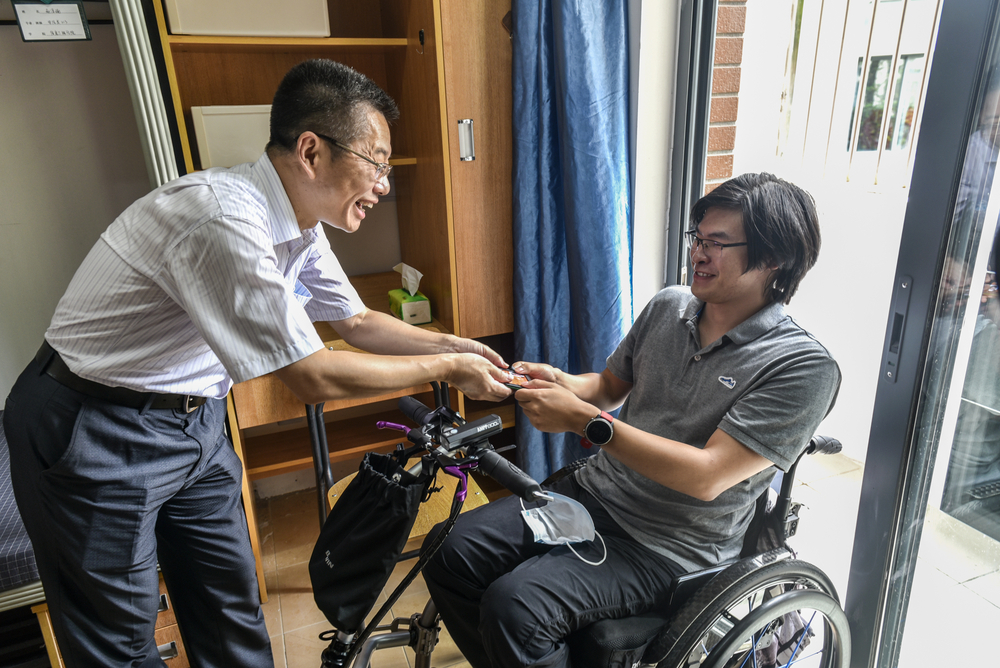 陸靖校長為趙淳愉發放校園卡和宿舍鑰匙