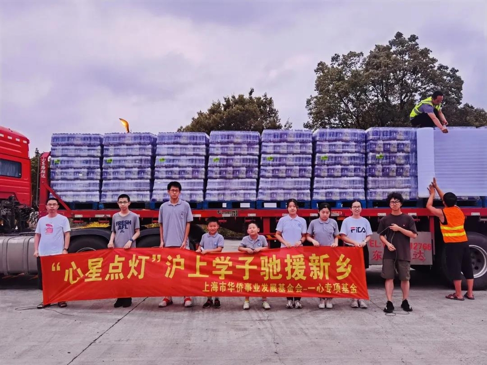 籌集物資（右一為馬遠翔）