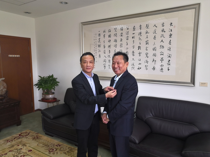 副校長嚴偉為蔡梅江教授佩戴校徽