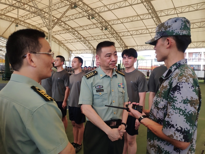 陳立新詢問學員役前訓練情況