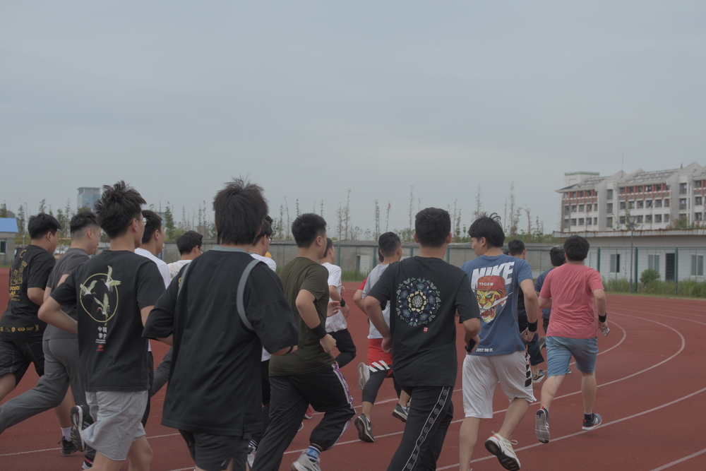 同學們爭先恐後
