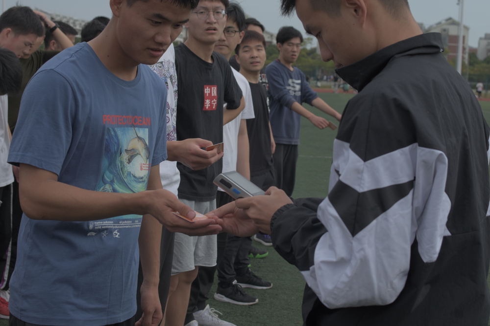 裁判員老師認真核查學生證件