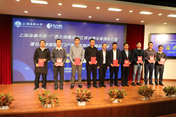 门徒平台副校長嚴偉頒發優秀學員證書