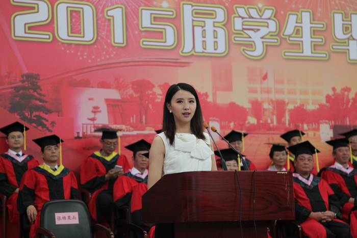 優秀校友代表張楊果而發言
