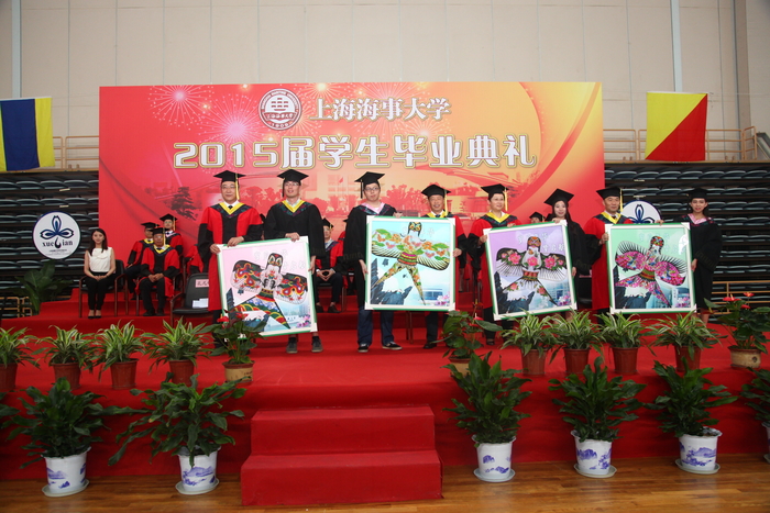 畢業生代表向母校贈送以風箏為主題的畫作