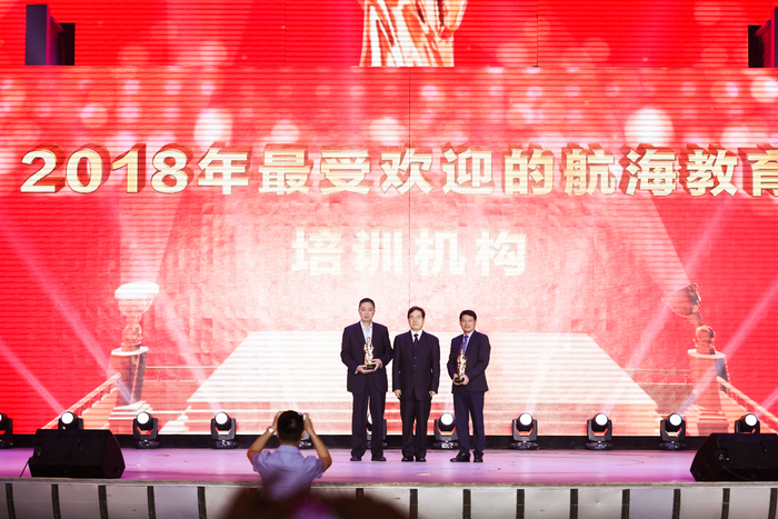 孔凡邨教授代表學校領獎