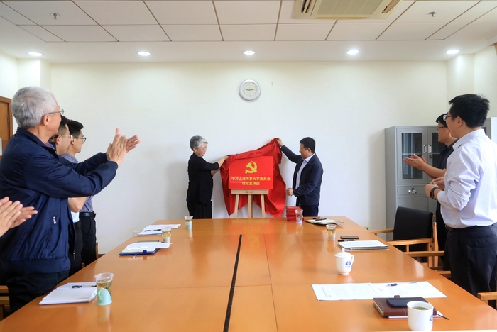 宋寶儒書記和門妍萍副書記共同為黨委理論宣講團揭牌