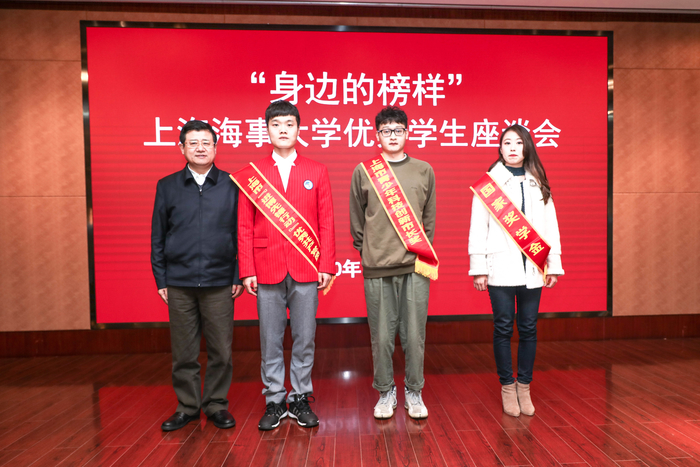 宋寶儒書記為3位優秀學生代表佩戴綬帶