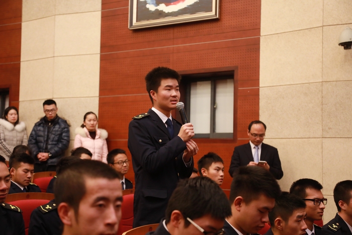 演講中與學生互動交流