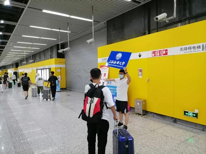 誌願者在臨港大道地鐵站迎新 