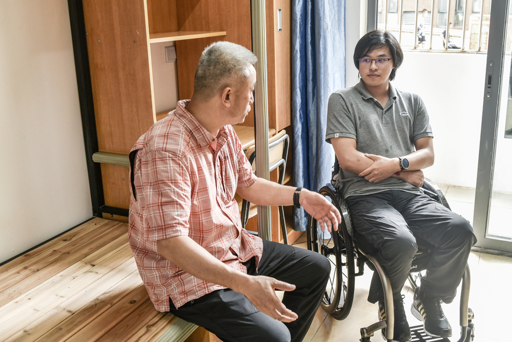 院黨委書記胡誌武與趙淳愉交談