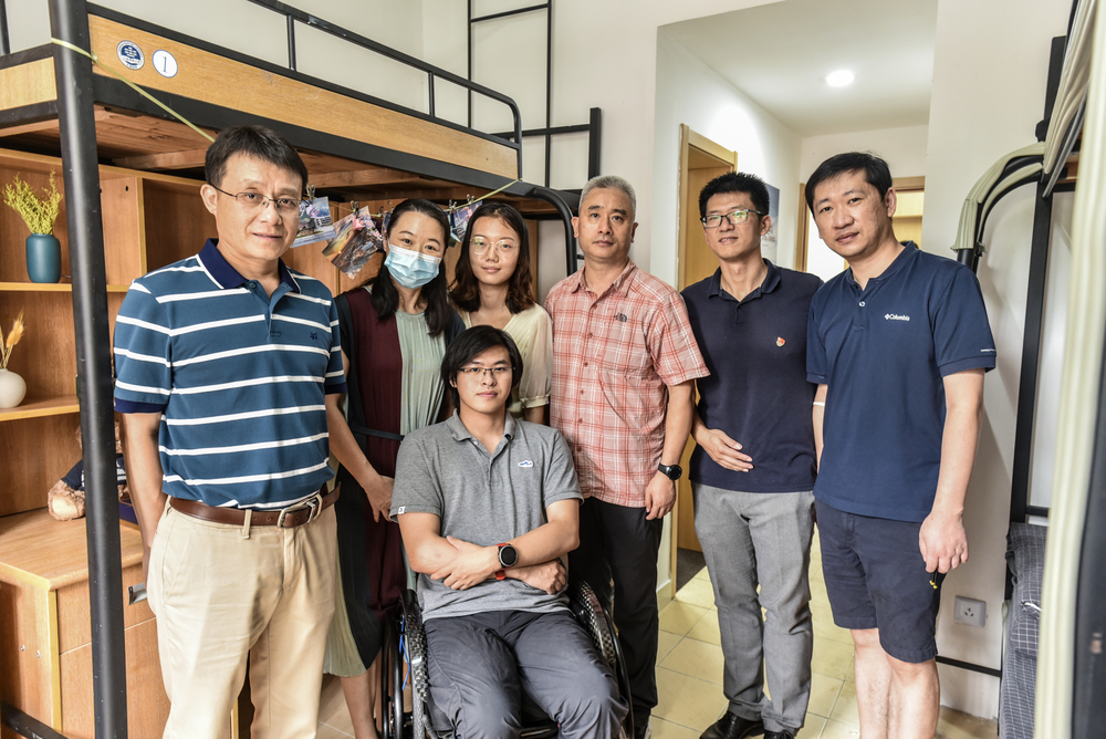 院領導與趙淳愉合影
