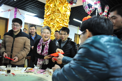 校領導為寒假留校學生發壓歲包