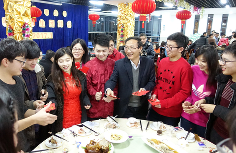 校領導為寒假留校學生發壓歲包