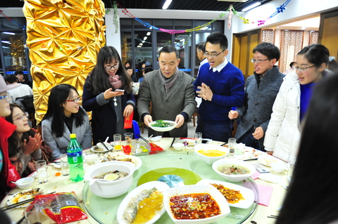 校領導為寒假留校學生端上年飯