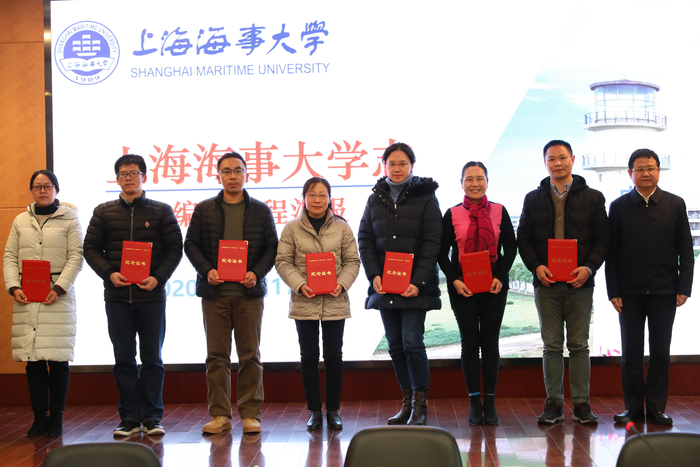 宋寶儒書記為編纂人員代表頒發紀念證書
