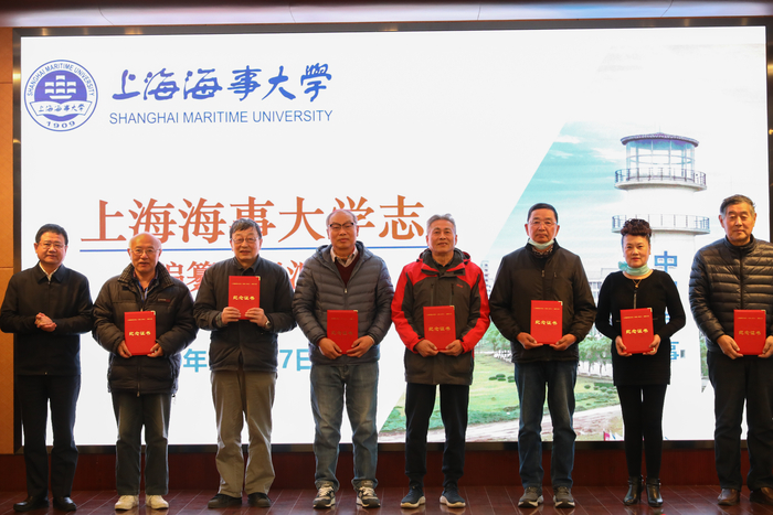 宋寶儒書記為參與編纂的老同誌代表頒發紀念證書