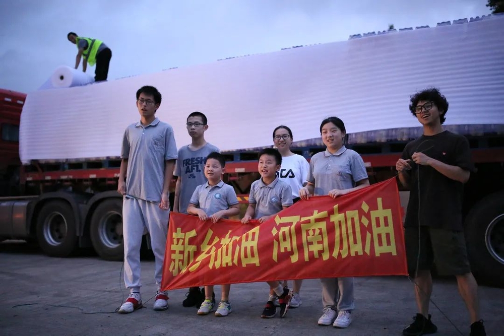 籌集物資（右一為馬遠翔）
